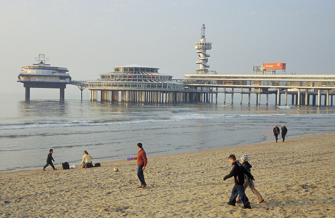 Scheveningen, Strand und Seebrücke, Holland, Europa