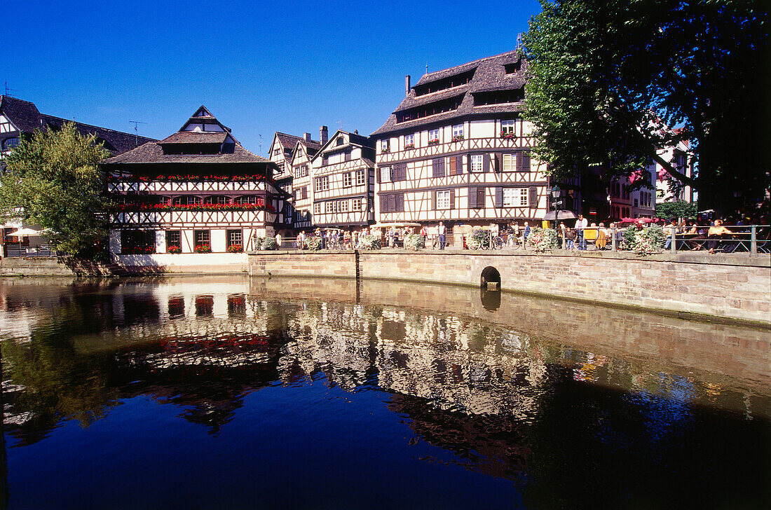 Blick über die Ill zur Place Benjamin Zix im Viertel La Petite France, Strassburg, Elsass, Frankreich, Europa