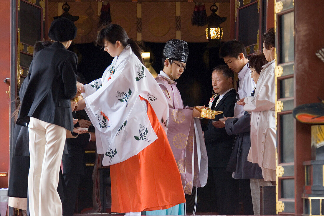 Menschen in traditioneller Kleidung während einer Hochzeit, Asakusa Tempel, Tokio, Japan, Asien