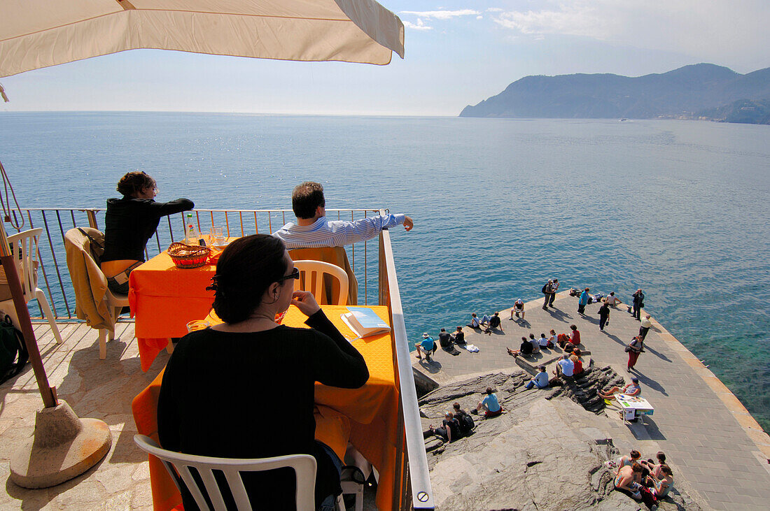 Menschen auf der Terrasse eines Cafes, Vernazza, Cinque Terre, Ligurien, Italien, Europa