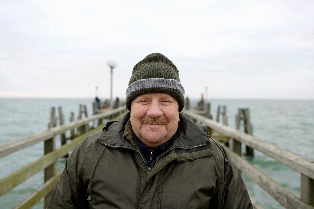 Mann auf Seebrücke an der Ostsee, Mecklenburg-Vorpommern, Deutschland