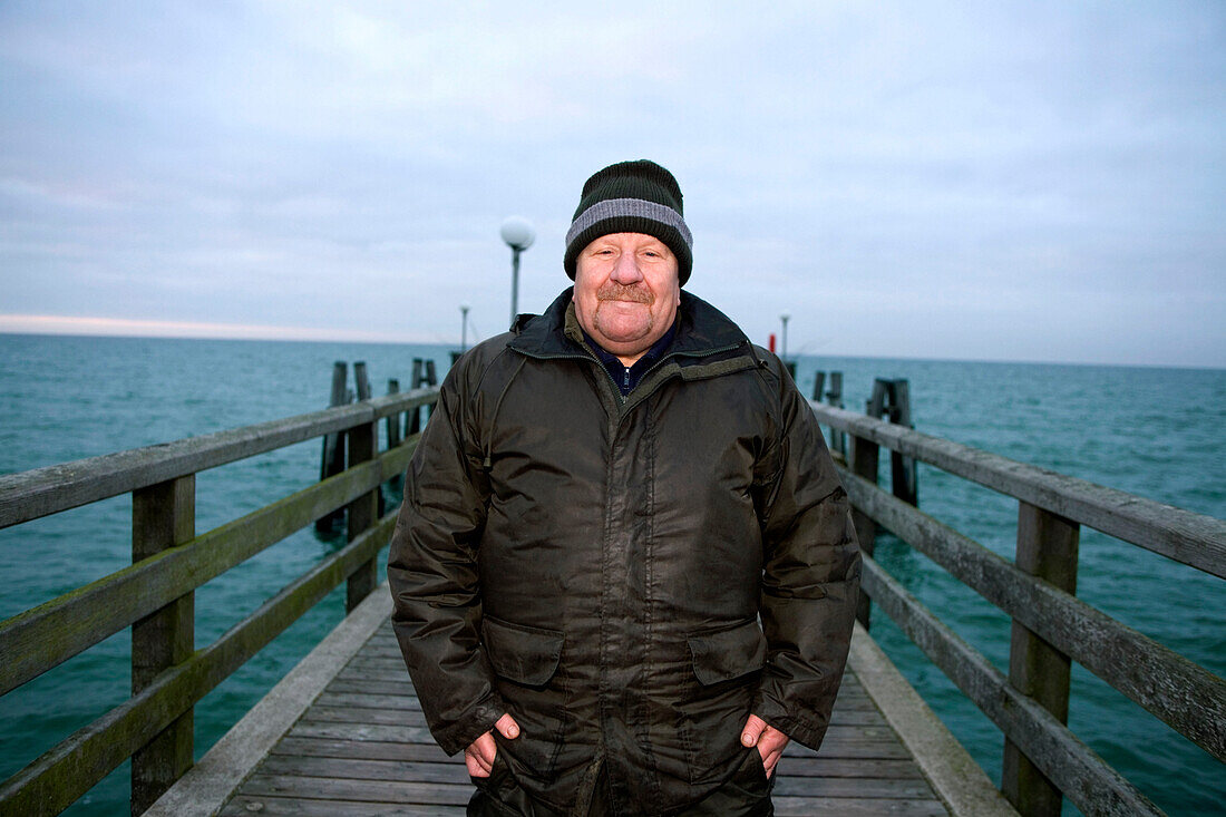 Alter Mann auf Seebrücke an der Ostsee, Mecklenburg-Vorpommern, Deutschland