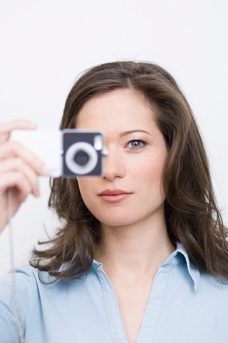 Junge Frau fotografiert mit einer Digitalkamera