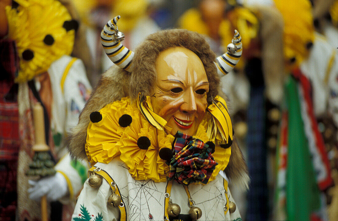 Verkleidete Person mit Maske an Fasnet, Schramberg, Baden-Württemberg, Deutschland, Europa