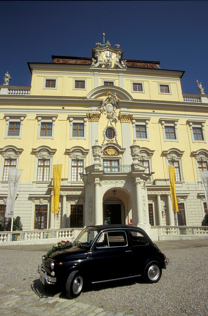 Oldtimer vor Residenzschloss im Sonnenlicht, Ludwigsburg, Baden-Württemberg, Deutschland, Europa