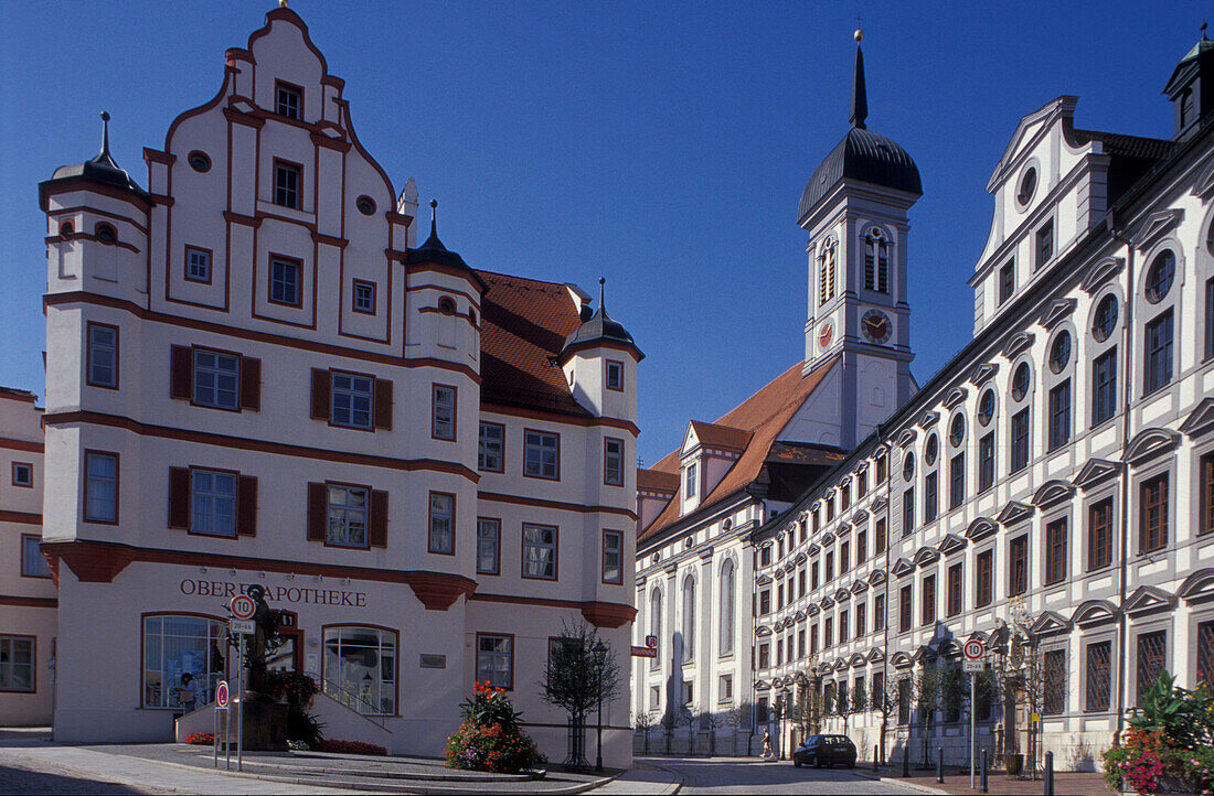 Ehemalige Universität mit Jesuitenkolleg unter blauem Himmel, Dillingen an der Donau, Bayern, Deutschland, Europe