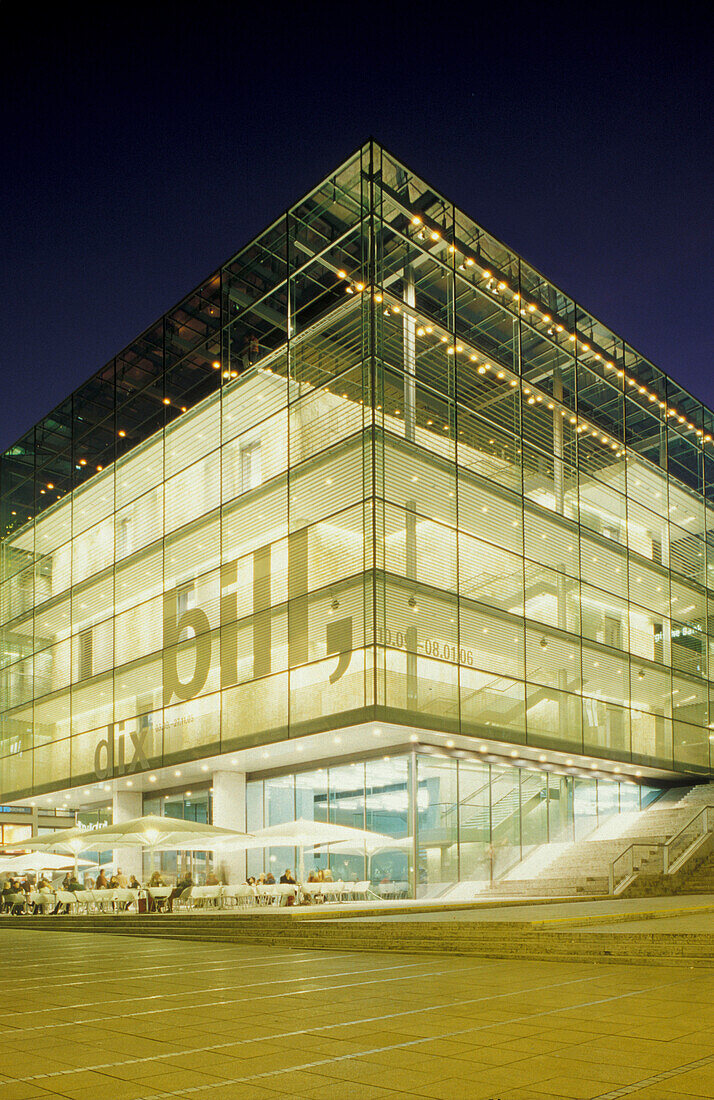 Beleuchtetes Kunstmuseum bei Nacht, Stuttgart, Baden-Württemberg, Deutschland