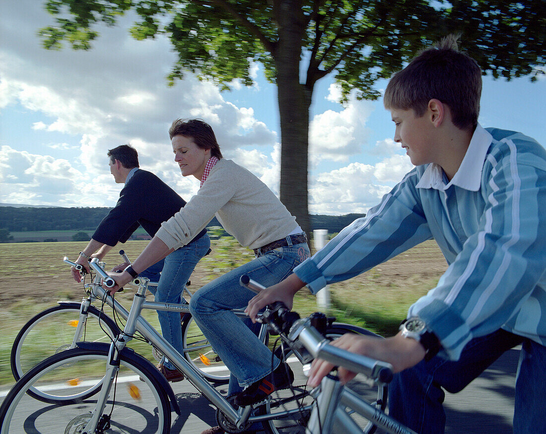 Couple with son doing a bycicle tour, near Hameln, Weserbergland, Lower Saxony, Germany