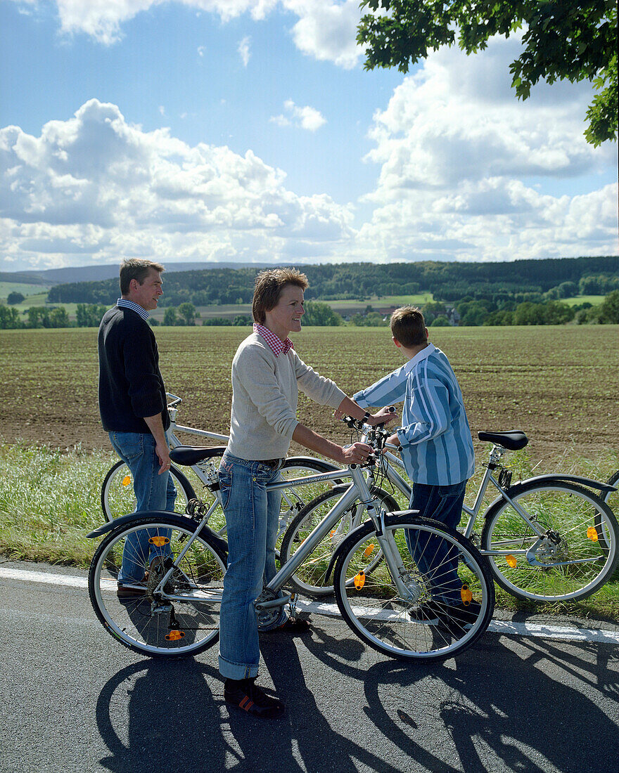 Familie mit Sohn, Rast bei einer Fahrradtour, bei Hameln, Weserbergland, Niedersachsen, Deutschland