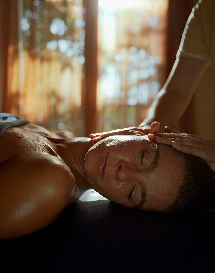 Frau genießt eine ayurvedische Kopf - Massage, Wellness Anwendung, Wellnesshotel in Deutschland