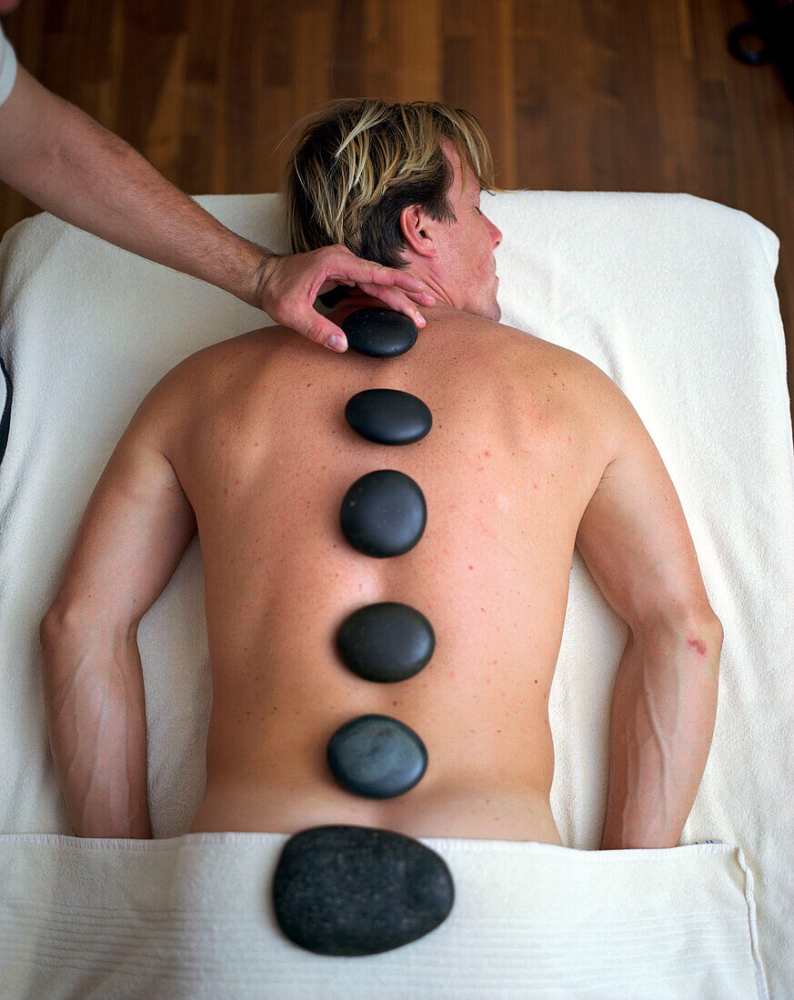 La Stone Wellnessanwendung, in einem Hotel, Deutschland