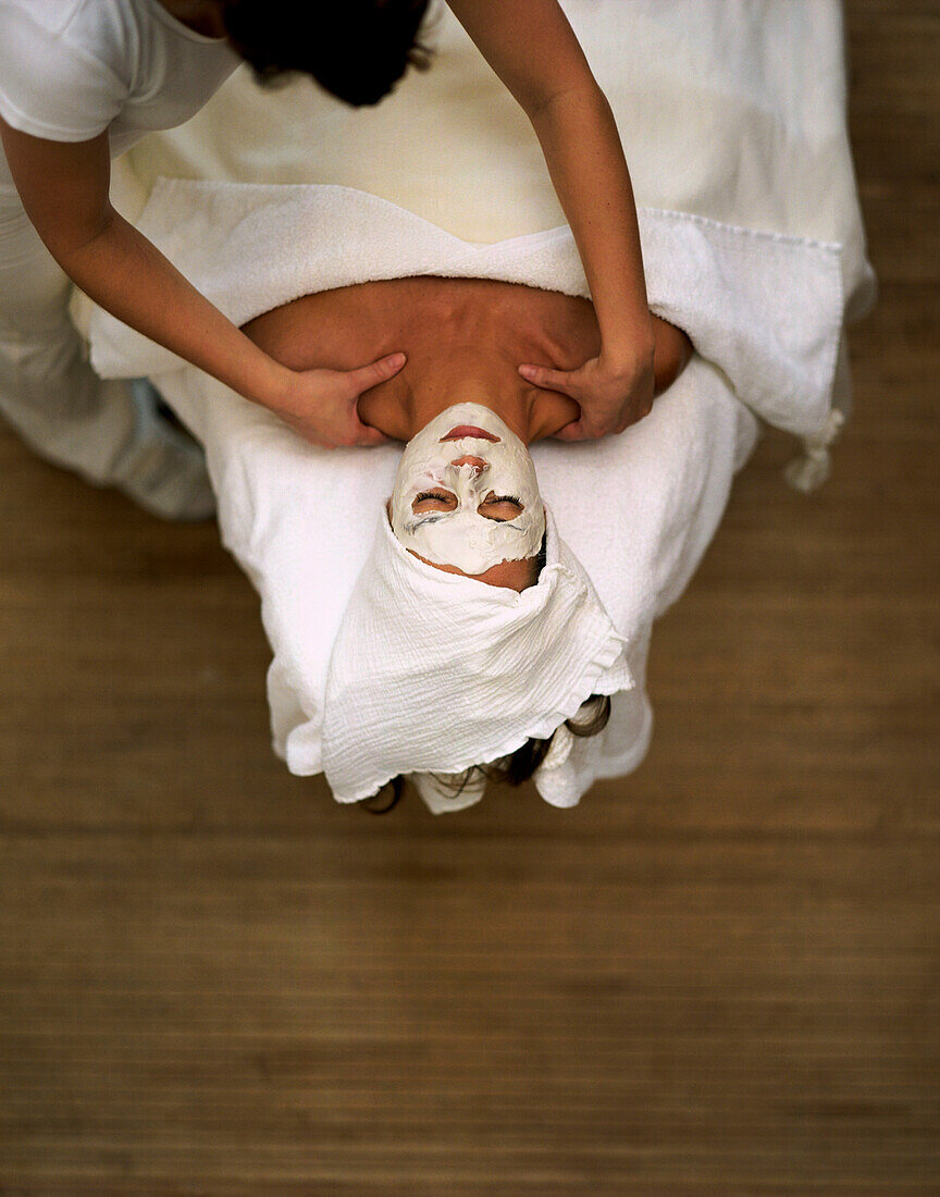 Gesichtsmaske und Massage des Nackens, Wellnessbereich des Wellnesshotels, Seehotel Neuklostersee, Mecklenburg-Vorpommern, Deutschland
