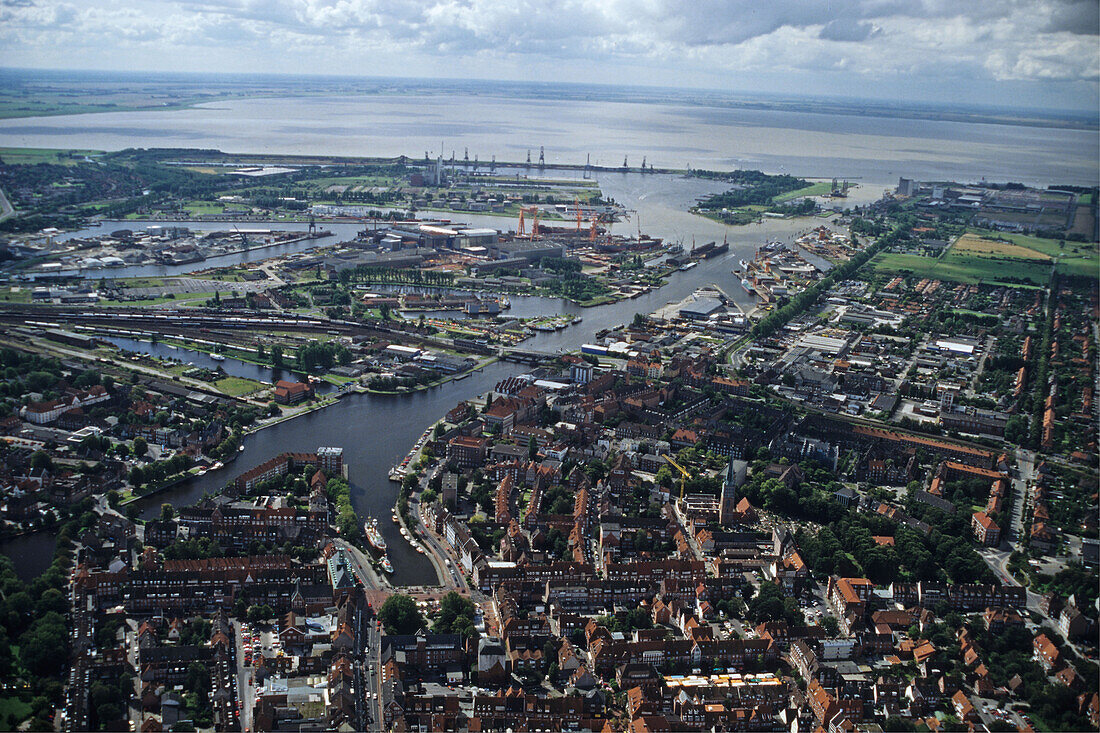 Luftbild Emden, Ostfriesland, Hafen, Watt, Wattenmeer, Dollart, Nordsee, Niedersachsen