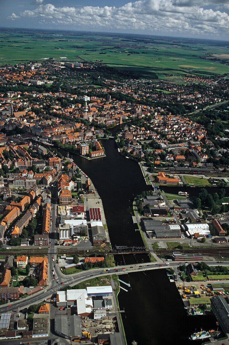 Luftbild Emden, Innenstadt, Ostfriesland, Hafen, Watt, Wattenmeer, Dollart, Nordsee, Niedersachsen
