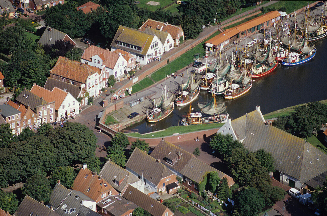 Krabbenkutter im Hafen, Greetsiel, Ostfriesland, Niedersachsen, Deutschland