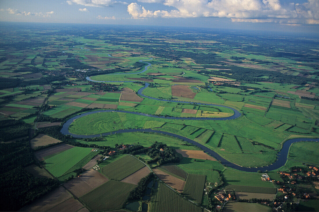 Weser fließt durchs Schaumburger Land, Niedersachsen, Deutschland