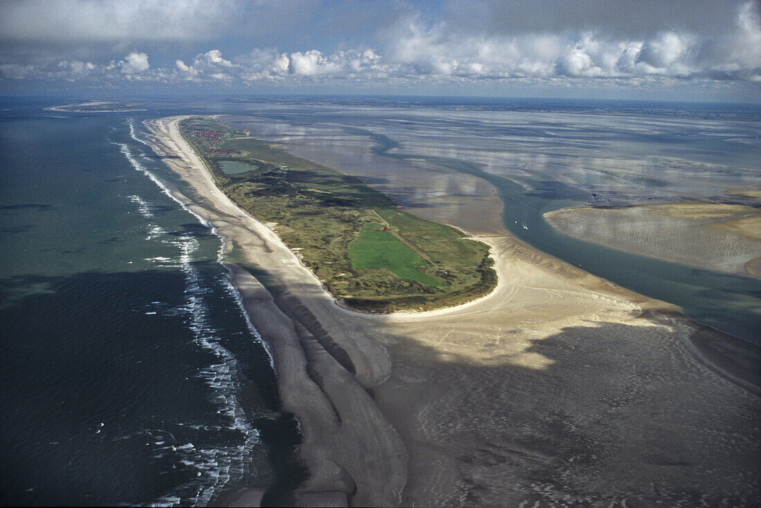 Luftbild, Juist, Insel, Ostfriesische Inseln, Watt, Wattenmeer, Strand, Meer, Dünen, Wolken, Nordseeküste, Nordsee, Niedersachsen