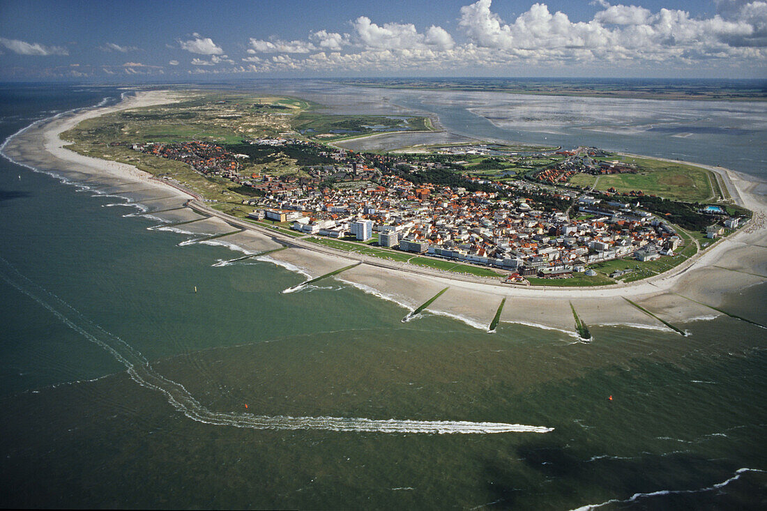 Luftbild, Norderney, Insel, Ostfriesische Inseln, Ebbe, Wolken, Watt, Wattenmeer, Strand, Meer, Wellenbrecher, Bunen, Nordseeküste, Nordsee, Niedersachsen