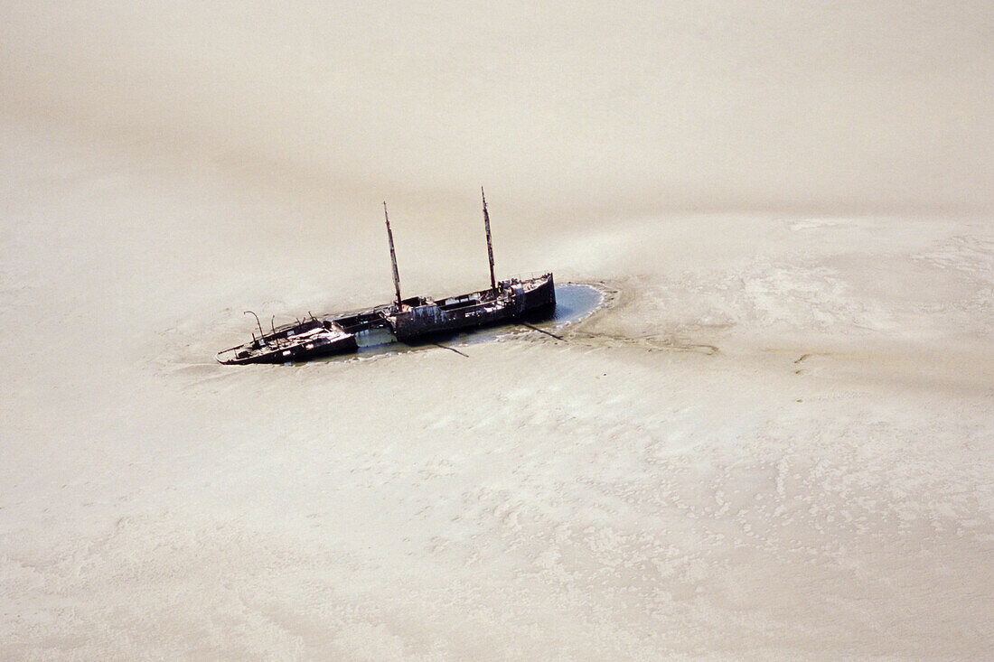 Schiffswrack in einer Sandbank, Deutsche Bucht, Schleswig-Holstein, Deutschland