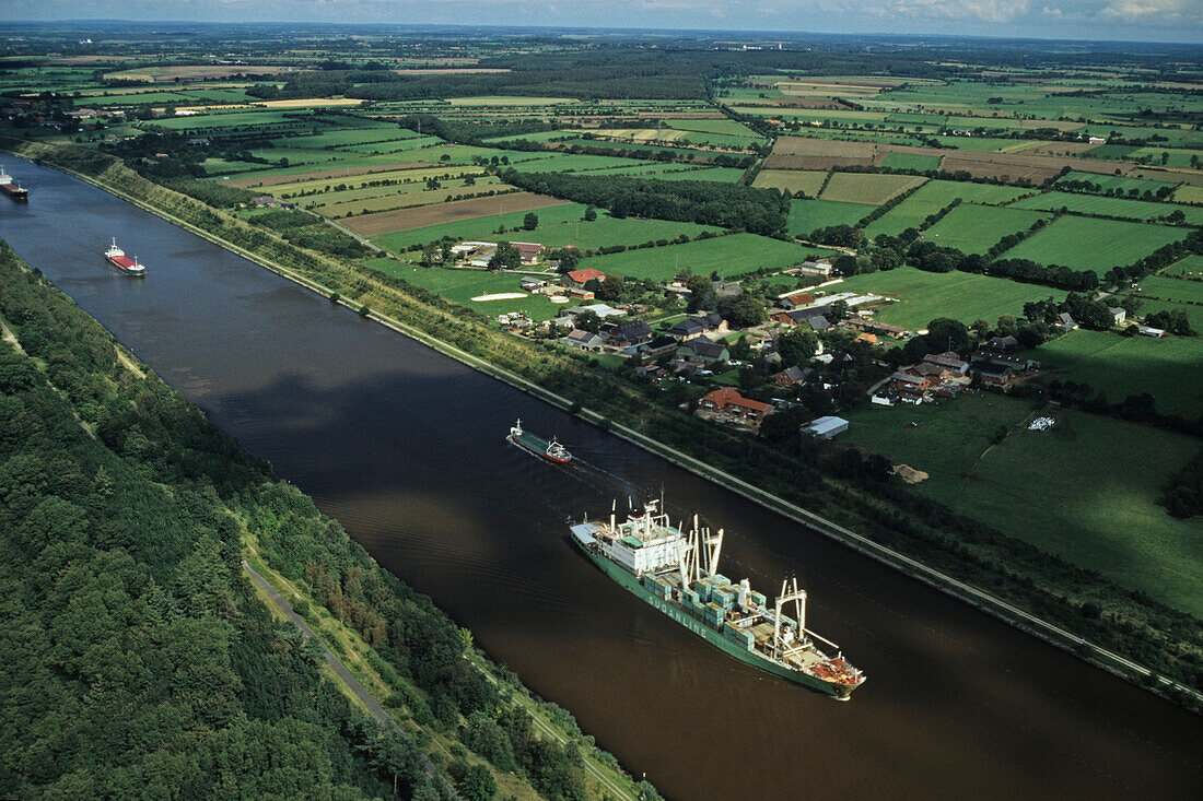 Frachtschiff auf dem Nord-Ostsee-Kanal, Schleswig-Holstein, Deutschland
