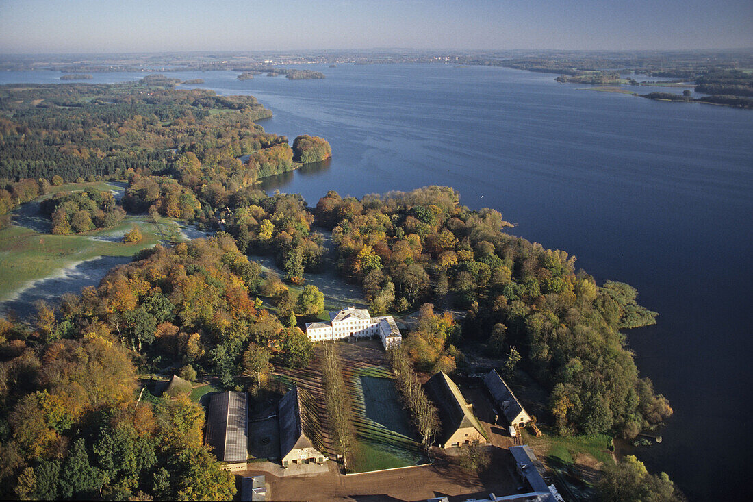 Luftbild Seenlandschaft, Holsteinische Schweiz, Plöner See, Rauhreif, Wiesen, Herrenhaus, Ufer, Wald, Schleswig-Holstein