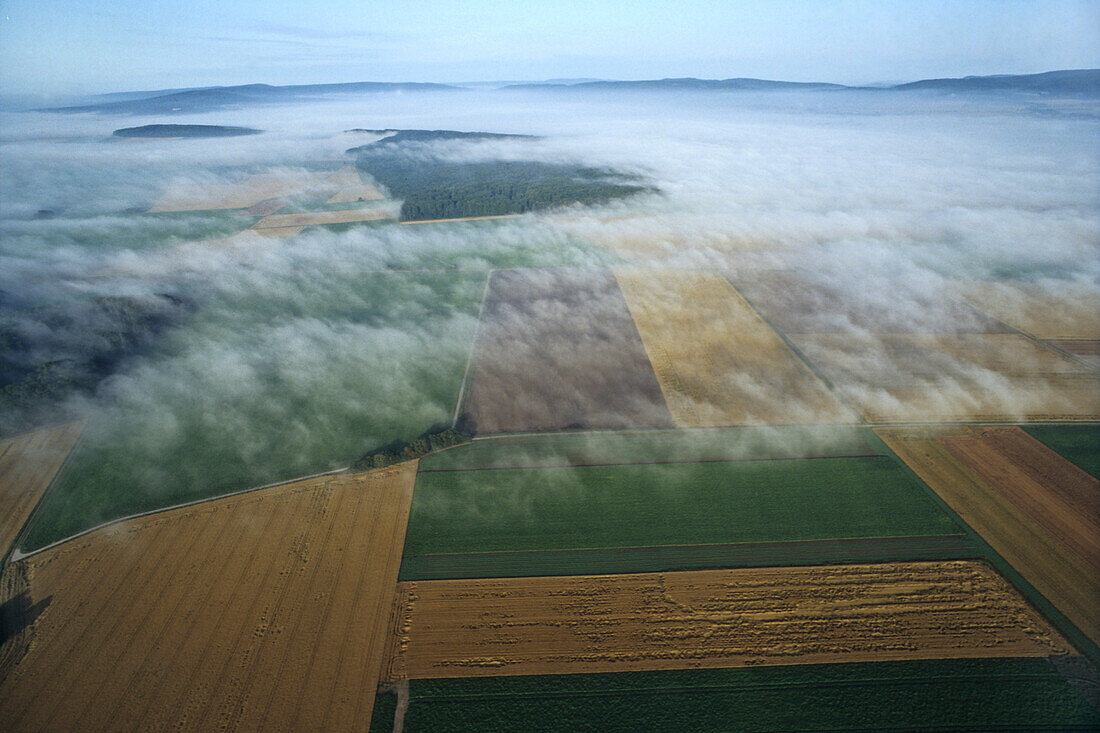 Morgennebel über Weserbergland, Niedersachsen, Deutschland