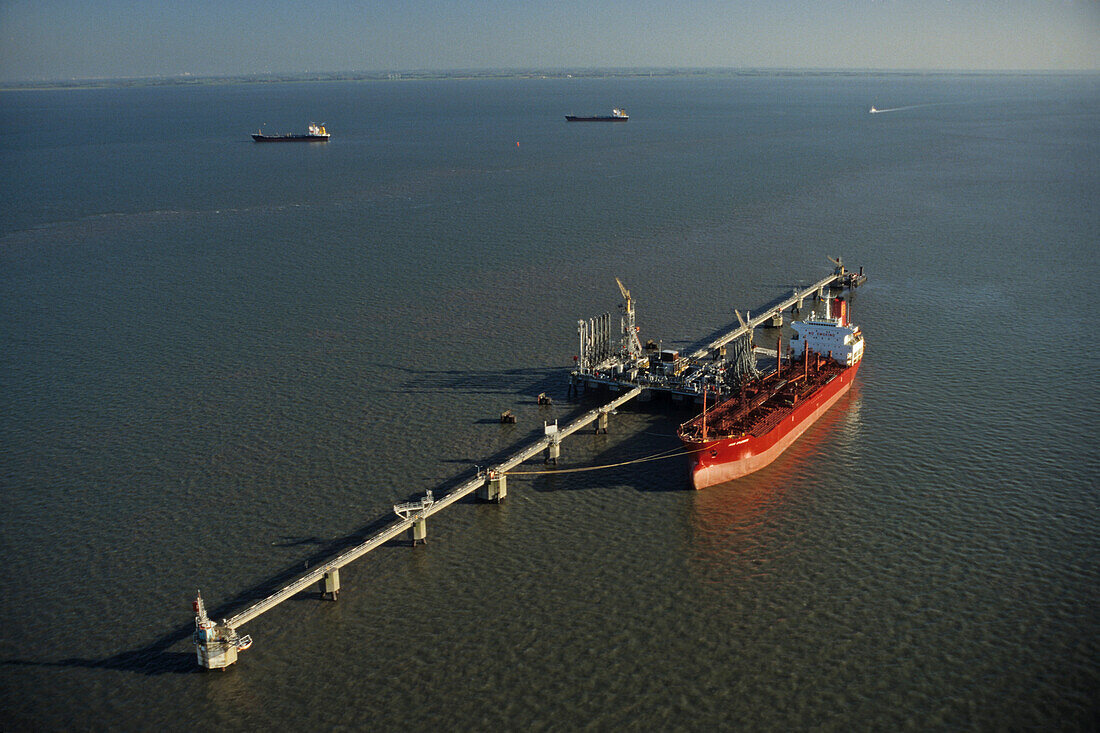 Öltanker am Ölpier, Wilhelmshaven, Niedersachsen, Deutschland, Luftaufnahme