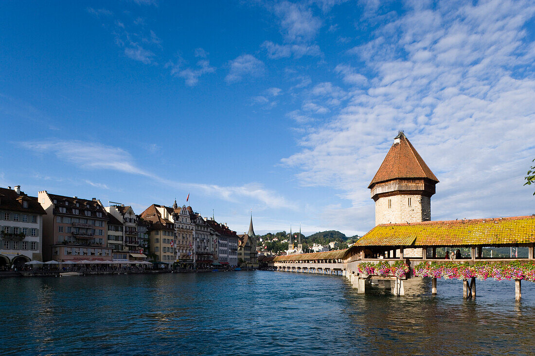 Reuss Fluss mit Kapellbrücke, die älteste, überdachte Holzbrücke Europas und Wasserturm, Luzern, Kanton Luzern, Schweiz