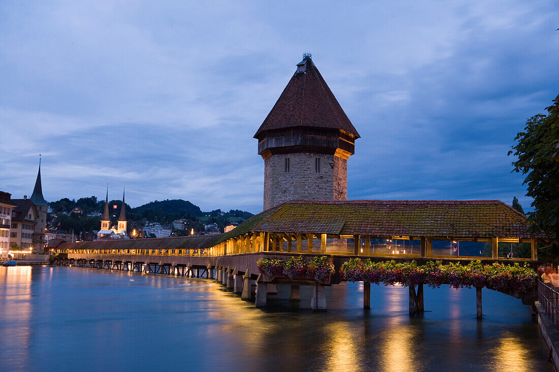 View over river Reuss with Kapellbrücke (chapel bridge, oldest covered bridge of Europe) to city hall in the evening, Lucerne, Canton Lucerne, Switzerland