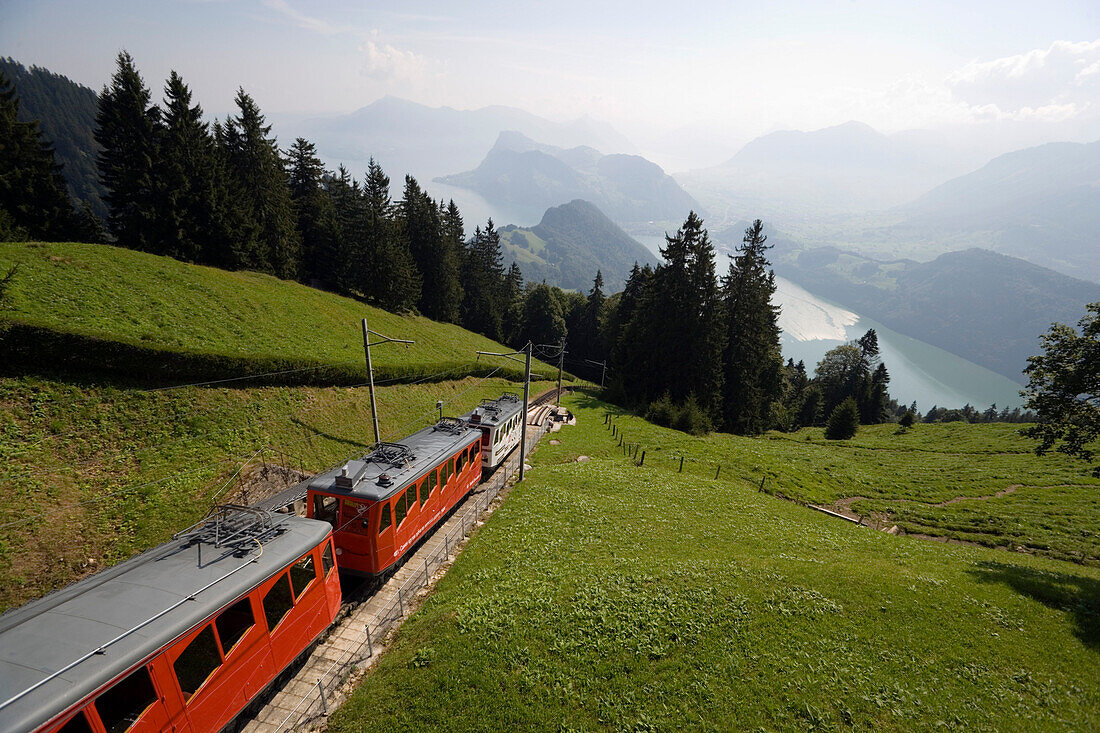 Die Pilatusbahn, die steilste Zahnradbahn der Welt mit Panorama über Vierwaldstättersee, Pilatus (2132 m), Alpnachstad, Kanton Obwalden, Schweiz