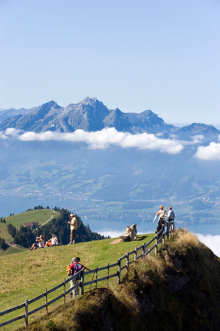 Wanderer auf Rigi Kulm (1797 m) betrachten den Aussicht über den Vierwaldstättersee Richtung Pilatus (2132 m), Rigi Kulm, Kanton Schwyz, Schweiz