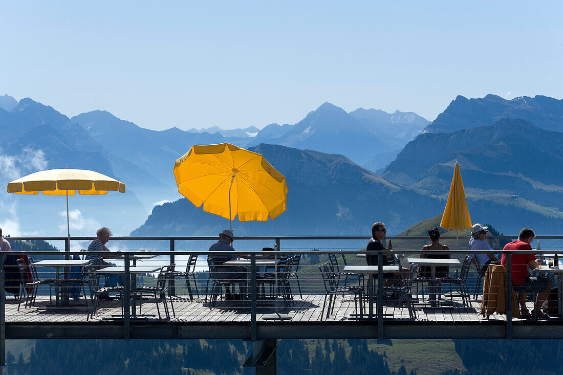 Restaurant Hotel Rigi Kulm Terrasse mit Bergpanorama im Hintergrund, Rigi Kulm (1797 m), Kanton Schwyz, Schweiz