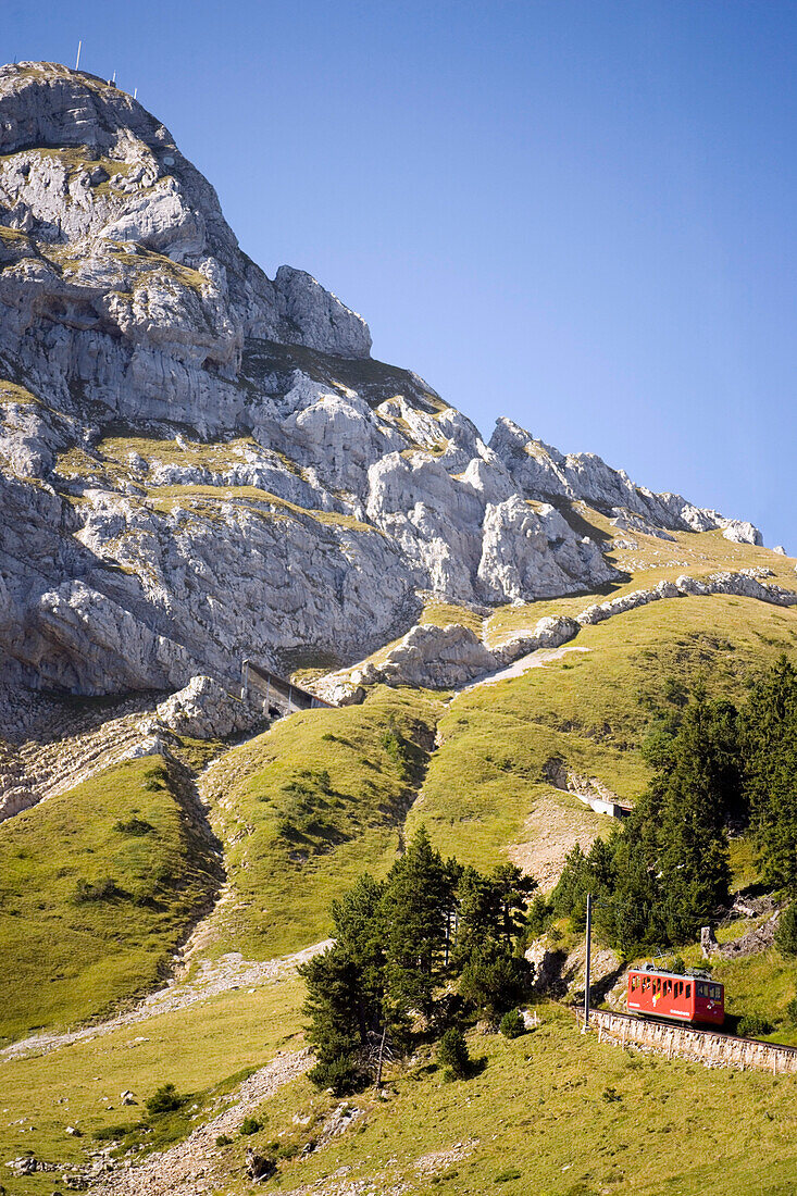 Pilatusbahn, steilste Zahnradbahn der Welt, Vierwaldstättersee, Pilatus (2132 m), Alpnachstad, Kanton Obwalden, Schweiz