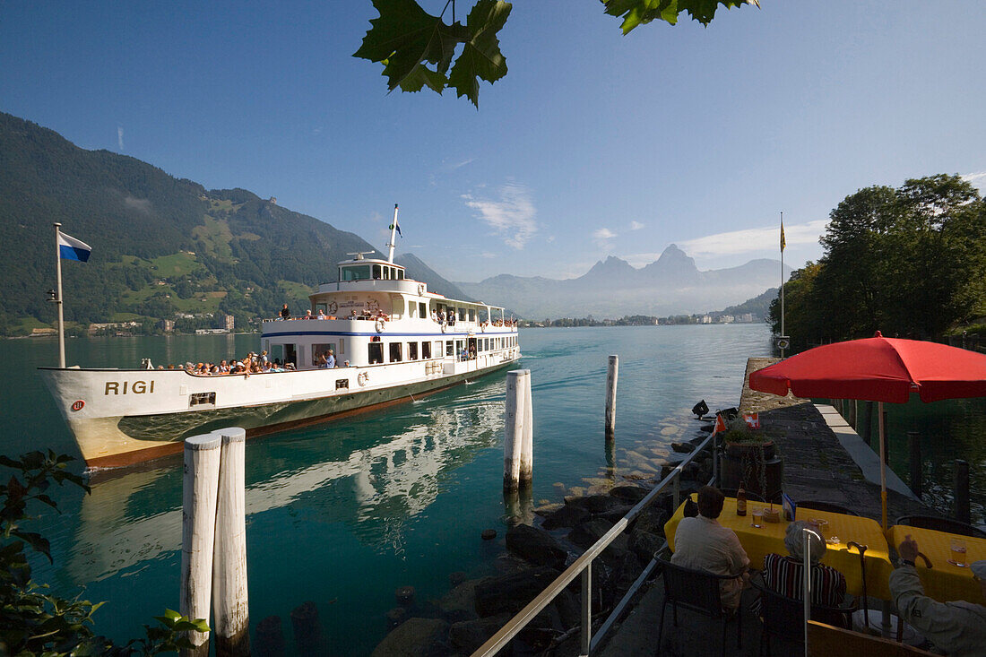 Ausflugsschiff auf dem Vierwaldstättersee, Treib, Kanton Uri, Schweiz