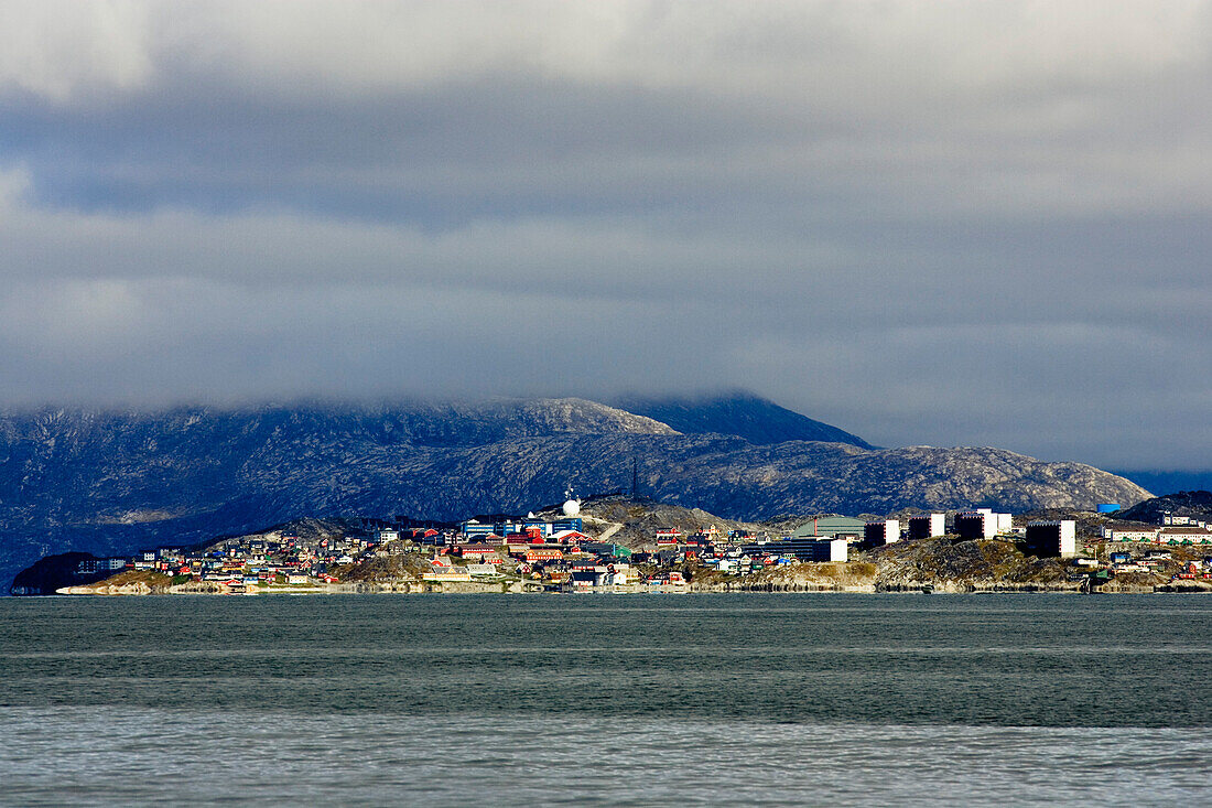Nuuk die Hauptstadt Grönlands. Eine Stadt der Gegensätze. Putzig und ellenlange Blöcke. Grönland.