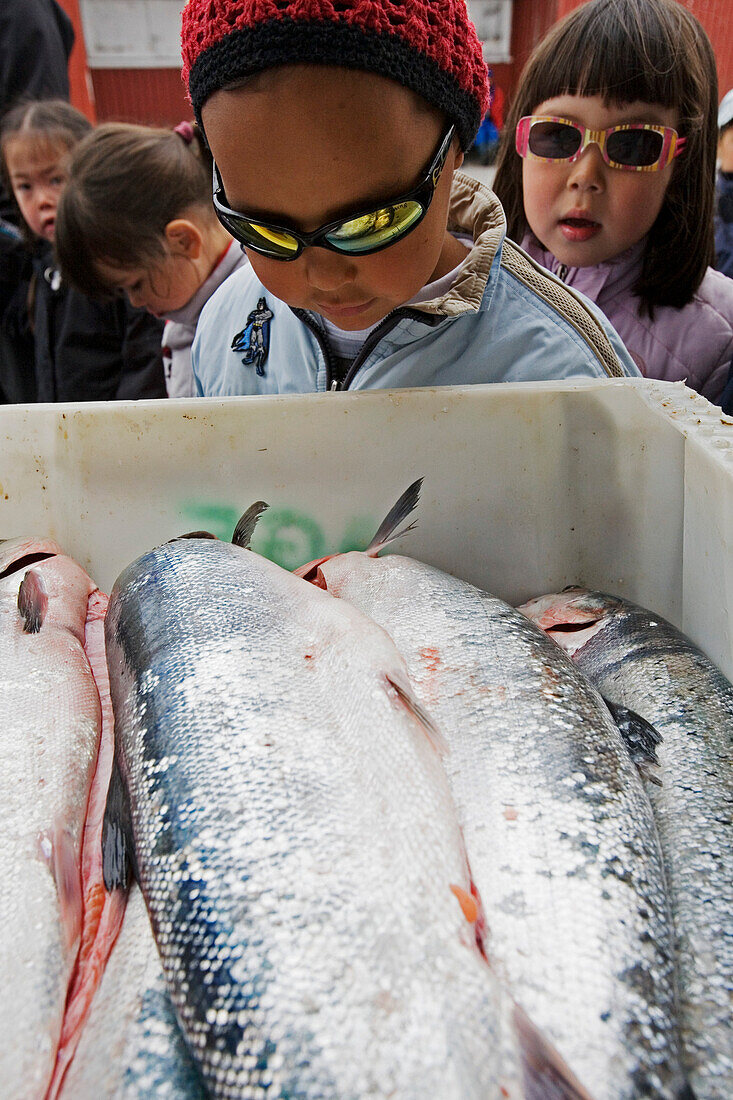 Inuit-, Eskimokinder betrachten die Fischauslage am Fleisch- und Fischmarkt in Nuuk, der Hauptstadt Grönlands.