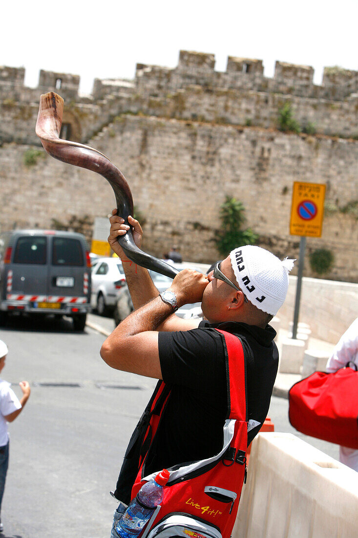 Ein Mann bläst den schofar, ein aus Widder- oder Kuduhorn gefertigtes rituelles Musikinstrument, Jerusalem, Israel