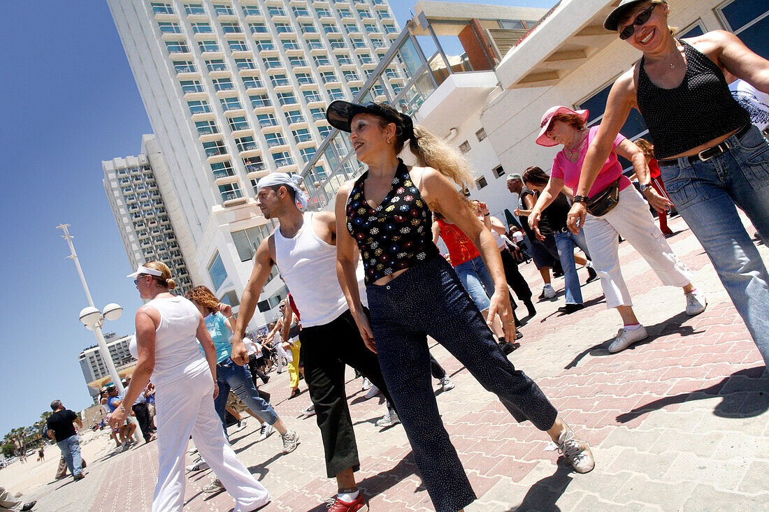 Leute beim Tanzen am Strand, Tel Aviv, Israel