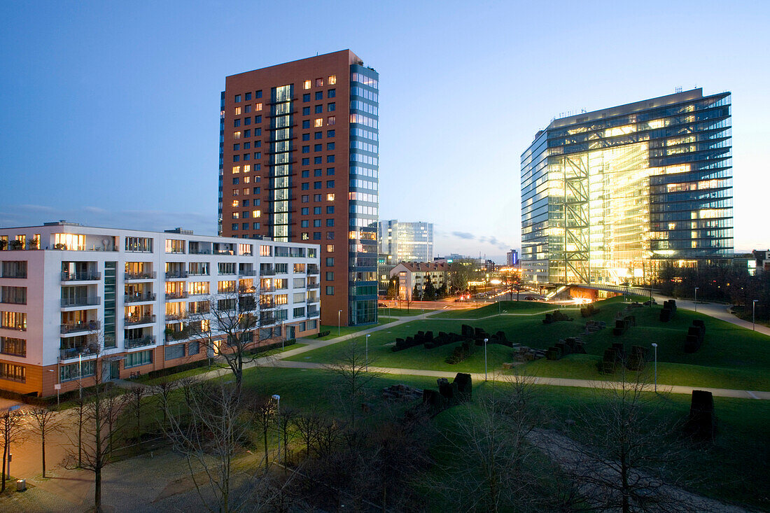 Stadttor, Wohnhäuser und Bürogebäude, Medienhafen in Düsseldorf, Landeshauptstadt von NRW, Deutschland