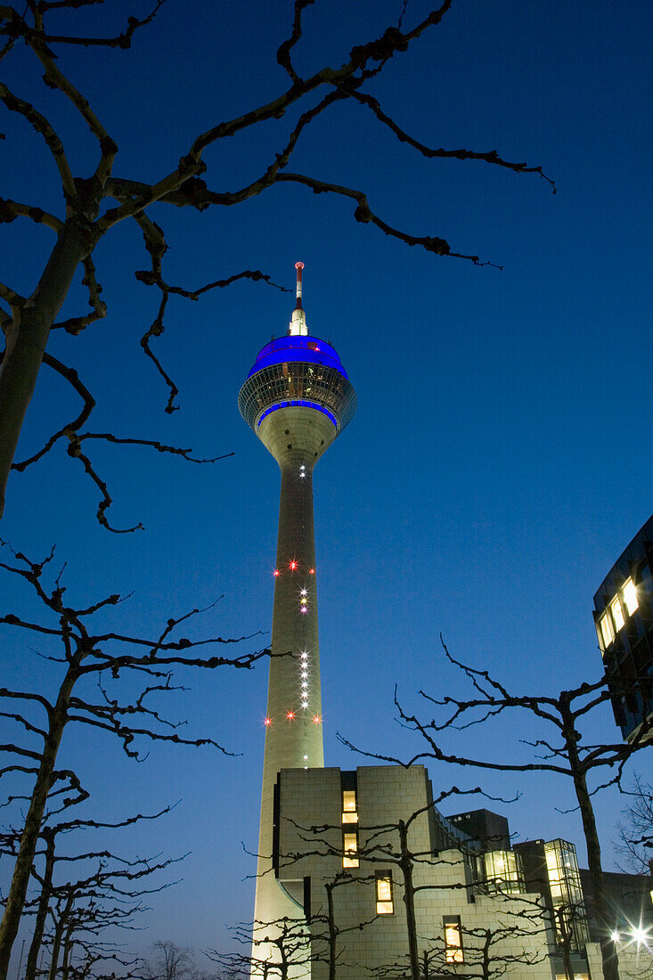 Fernsehturm, Rheinturm und Landtag im Medienhafen in Düsseldorf, Landeshauptstadt von NRW, Deutschland