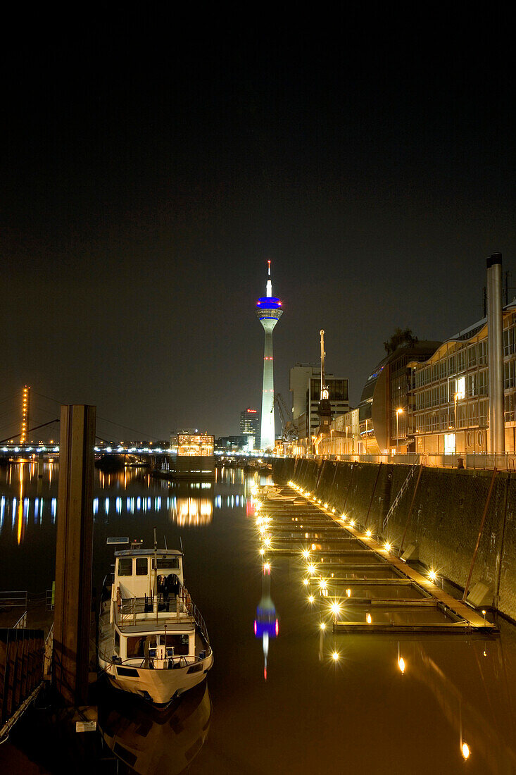Medienhafen in Düsseldorf bei Nacht, Zollhafen, Fernsehturm, Rheinturm, Nordrhein-Westfalen, Landeshauptstadt in NRW, Deutschland