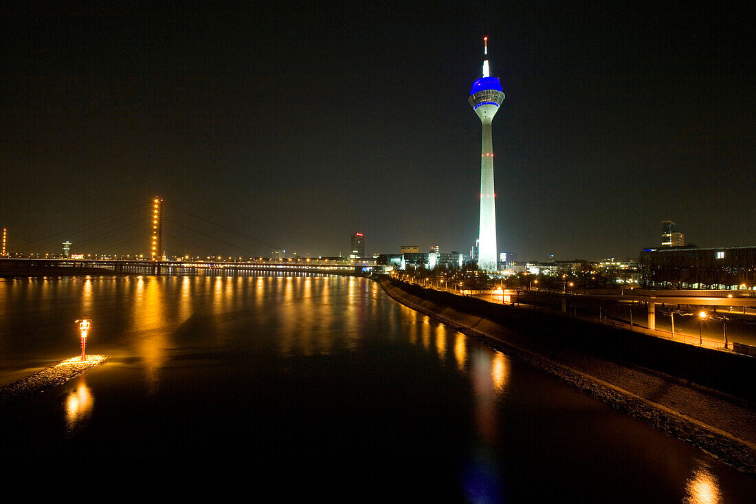 Medienhafen in Düsseldorf bei Nacht mit Fernsehturm, Rheinturm im Hintergrund, Nordrhein-Westfalen, Landeshauptstadt in NRW, Deutschland