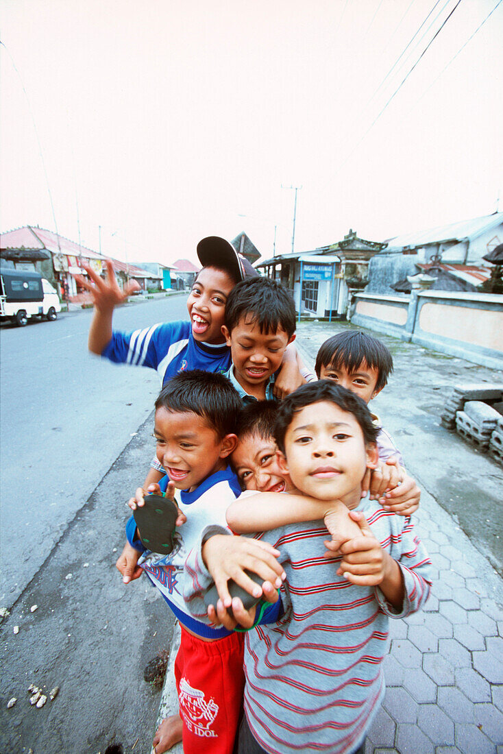 Kinderschaar, Kitamani, Bali, Indonesien, Asien, Spaß, Freude, zusammen, Gruppe, lachen, Begegnung, offen