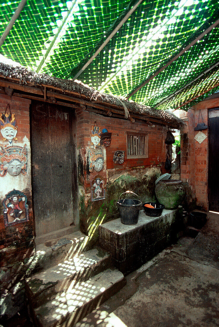 Innenhof eines Künstlerhauses, Tenganan, Bali, Indonesien