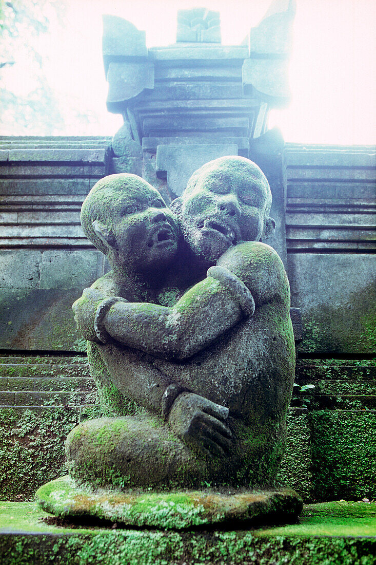 statue of a tempel, Ubud, Bali, Indonesia, Asia, monkey forrest, sightseeing, landmark, tourism, tourist, embracement, hug, saving, protecting, frighten, mystic, religion, culture, tradition, belief, to be in awe, together, united, moss, moss covered, tra