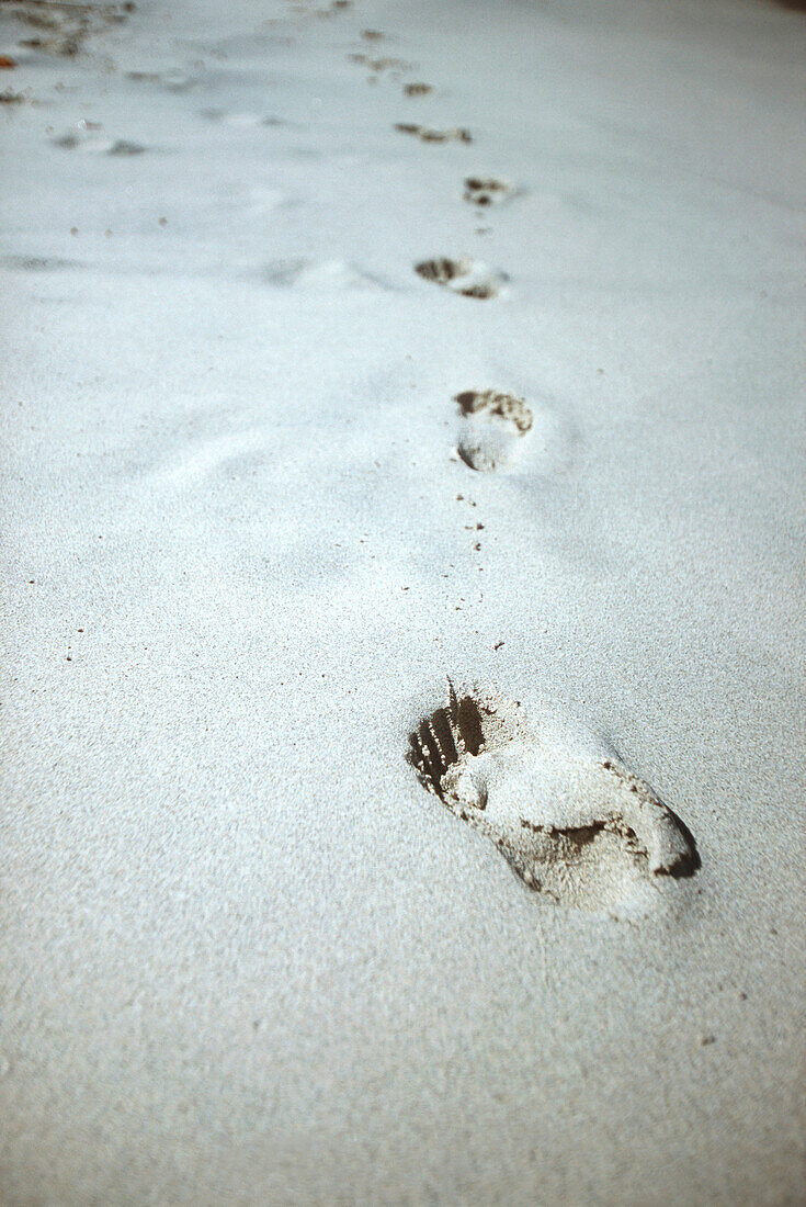 Fußspuren in weißem Sand, Strand, Bali, Indonesien