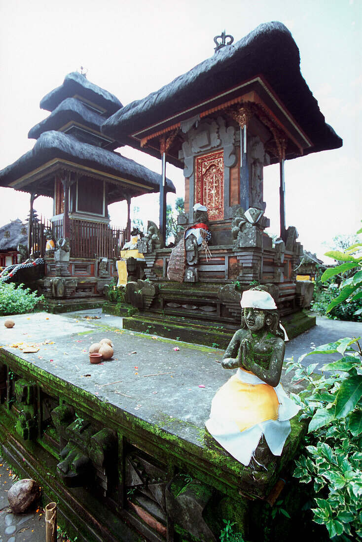 bekleidete Tempelstatue, Kintamani, Bali, Indonesien, Asien, betend, beten, gefaltende Hände, Kopftuch, Kopfbedeckung, Moos, Stein, Gesicht, Tempel, Götter, Religion, Hinduismus, Frieden, Ruhe, Fest, Zeremonie, heilig, Mystik, mystisch, Blätter, Glaube