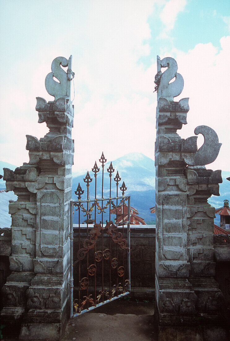 Tempeltor, Kintamani, Bali, Indonesien, Asien, offenes Tor, verziert, Blick in die Ferne, Weg, Bergkulisse
