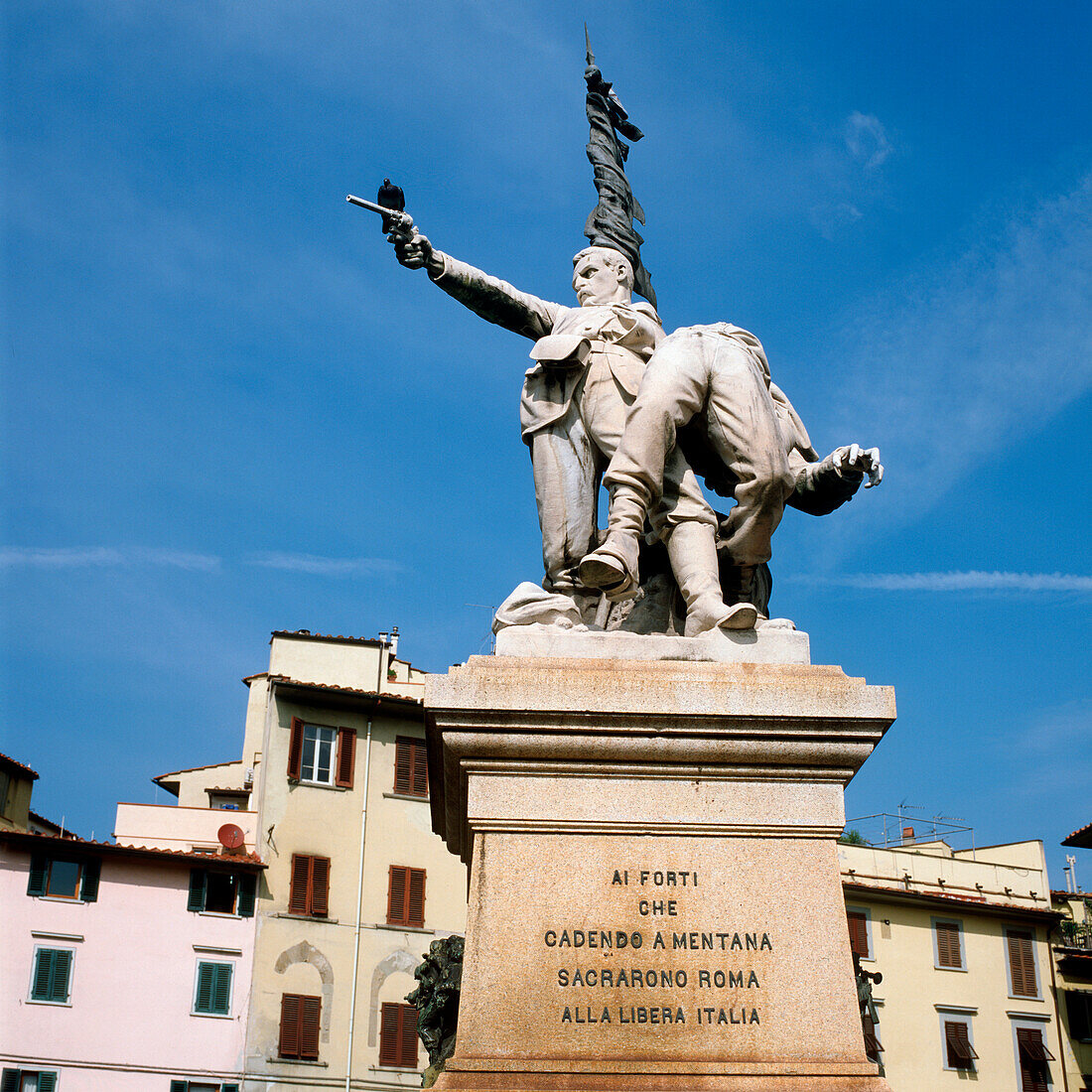 Statue in Florenz, Toskana, Italien, für die Freiheit, Andenken, in Gedenken, Pistole ausrichten, schießen, fallen, im Arm halten, verteidigen, opfern, Held, Helden, sterben, Patriot, Patriotismus