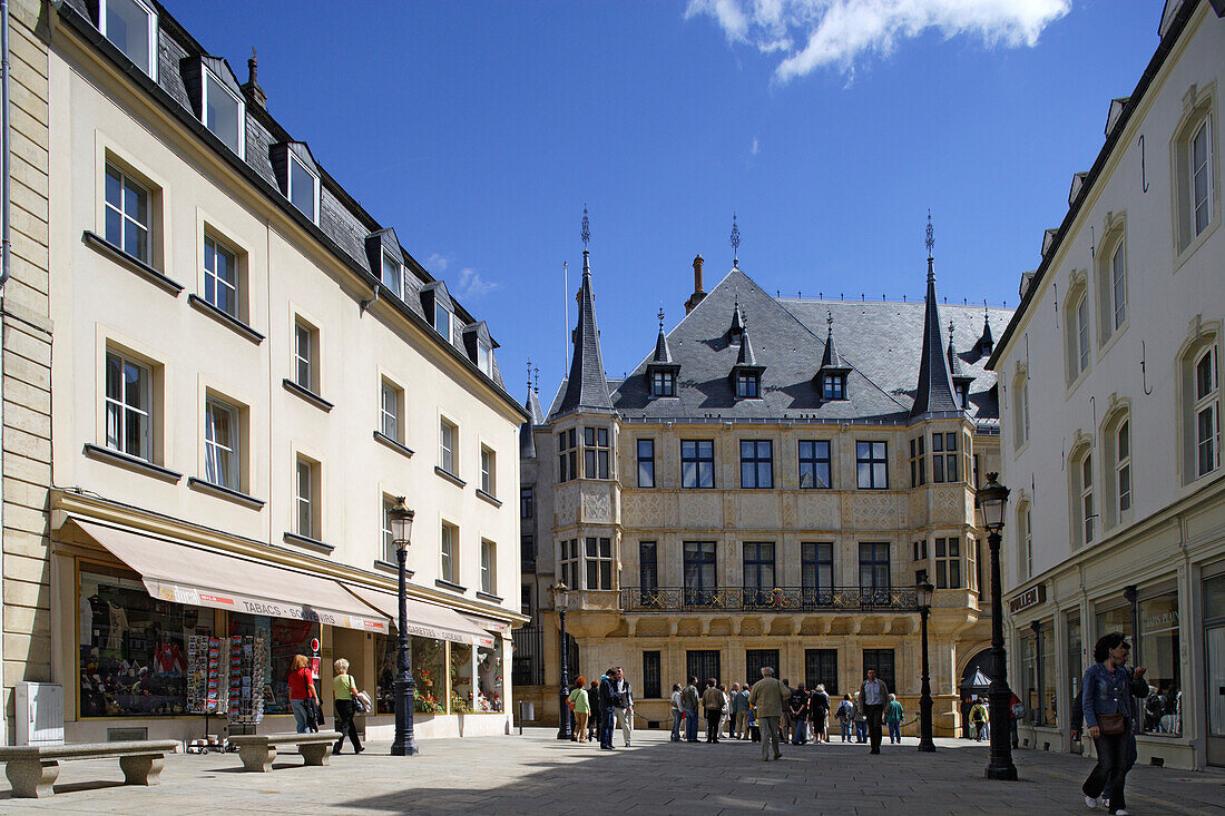 Menschen vor dem Herzogspalast unter blauem Himmel, Luxemburg, Luxemburg, Europa